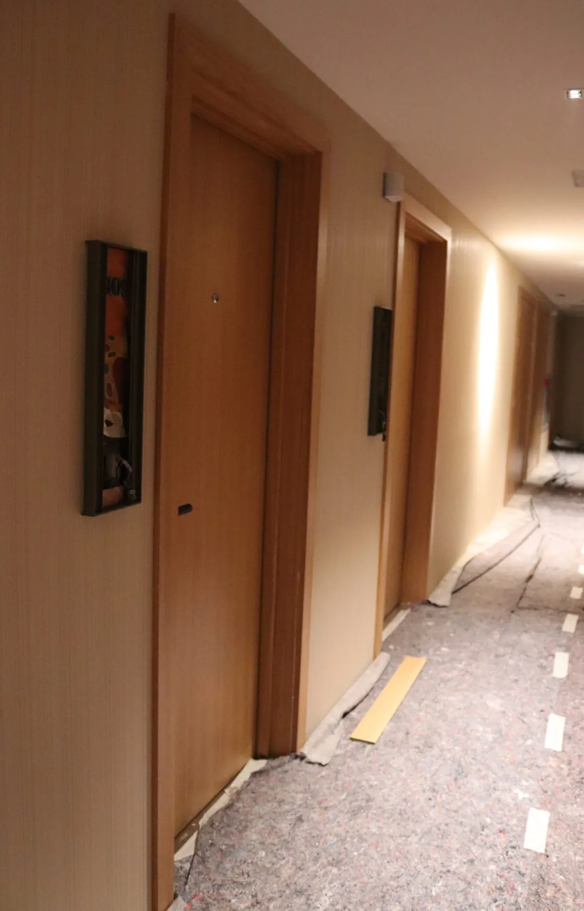 Pasillo de habitaciones del Hotel Hard Rock de Atocha con la carpintería colocada