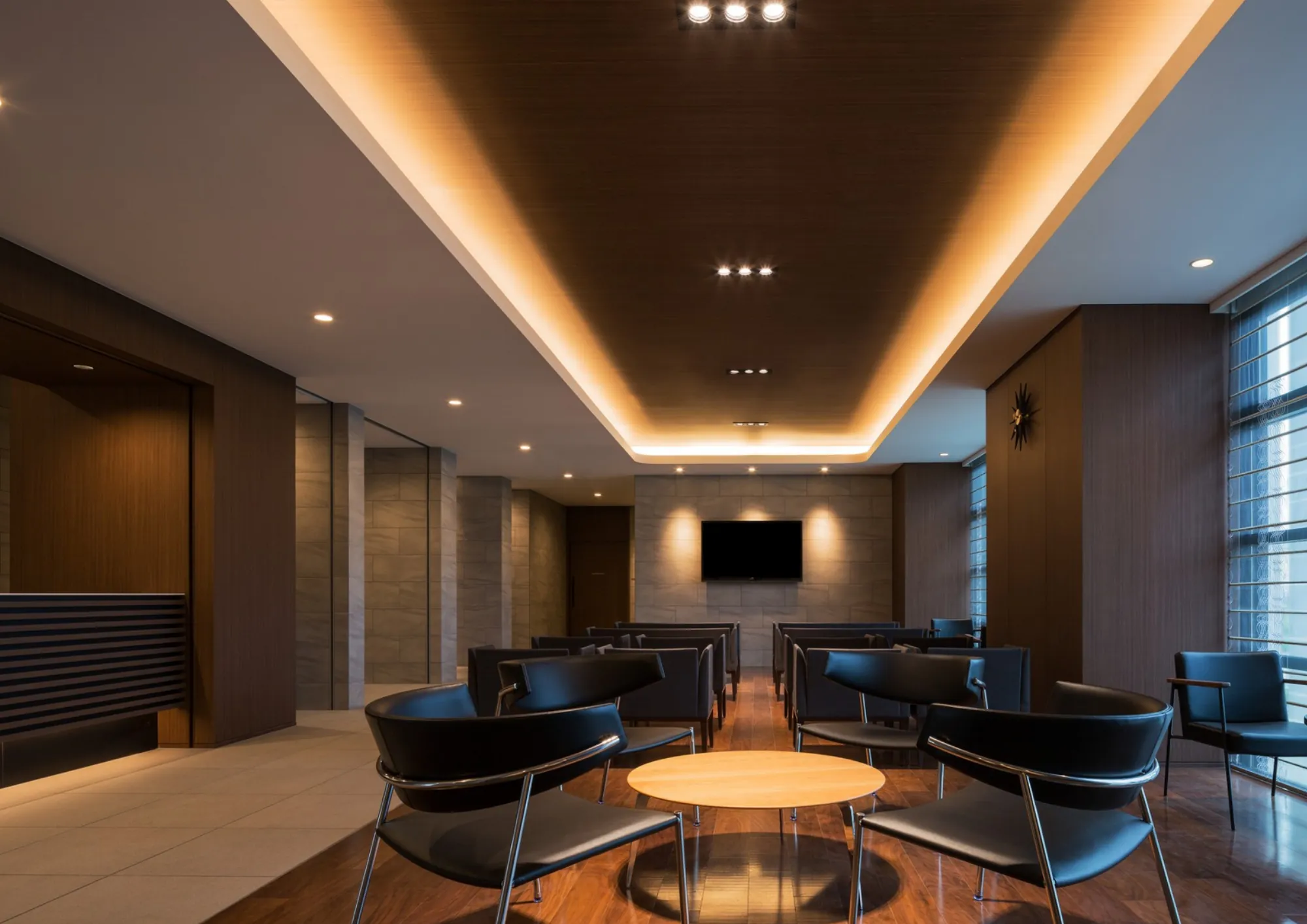 Salón con techo de lamas de madera, luz de cornisa y paramentos en madera, ejecutado por Solumade