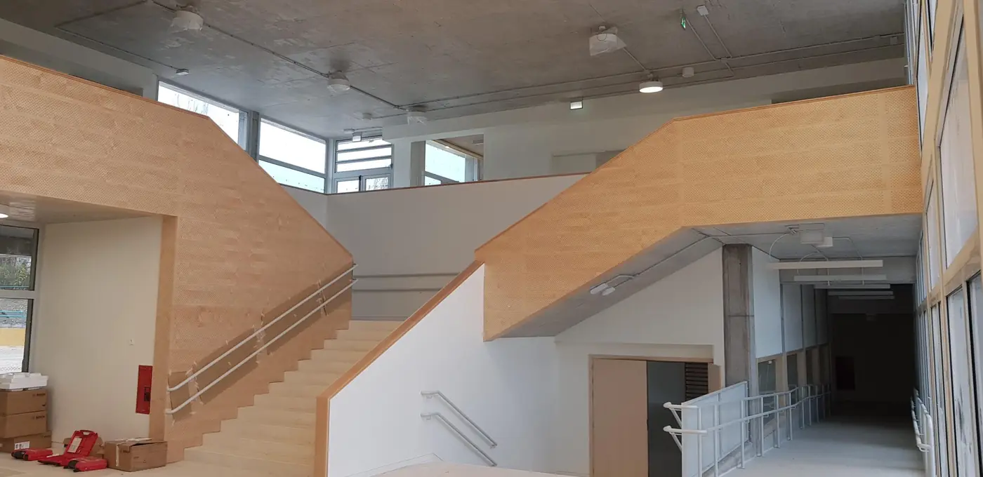 Escalera revestida en madera del Liceo Francés