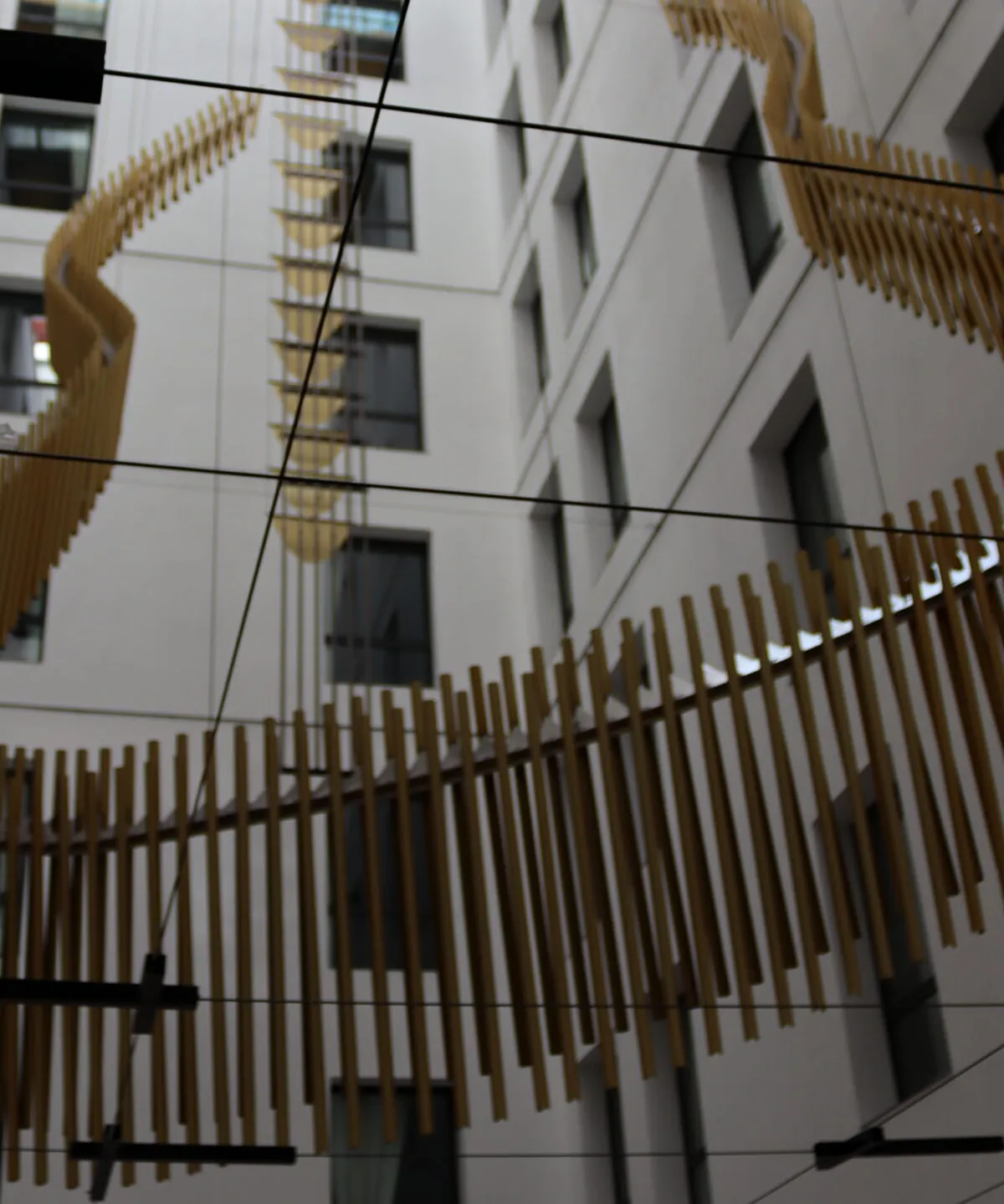 Celosía decorativa de lamas de madera curvadas