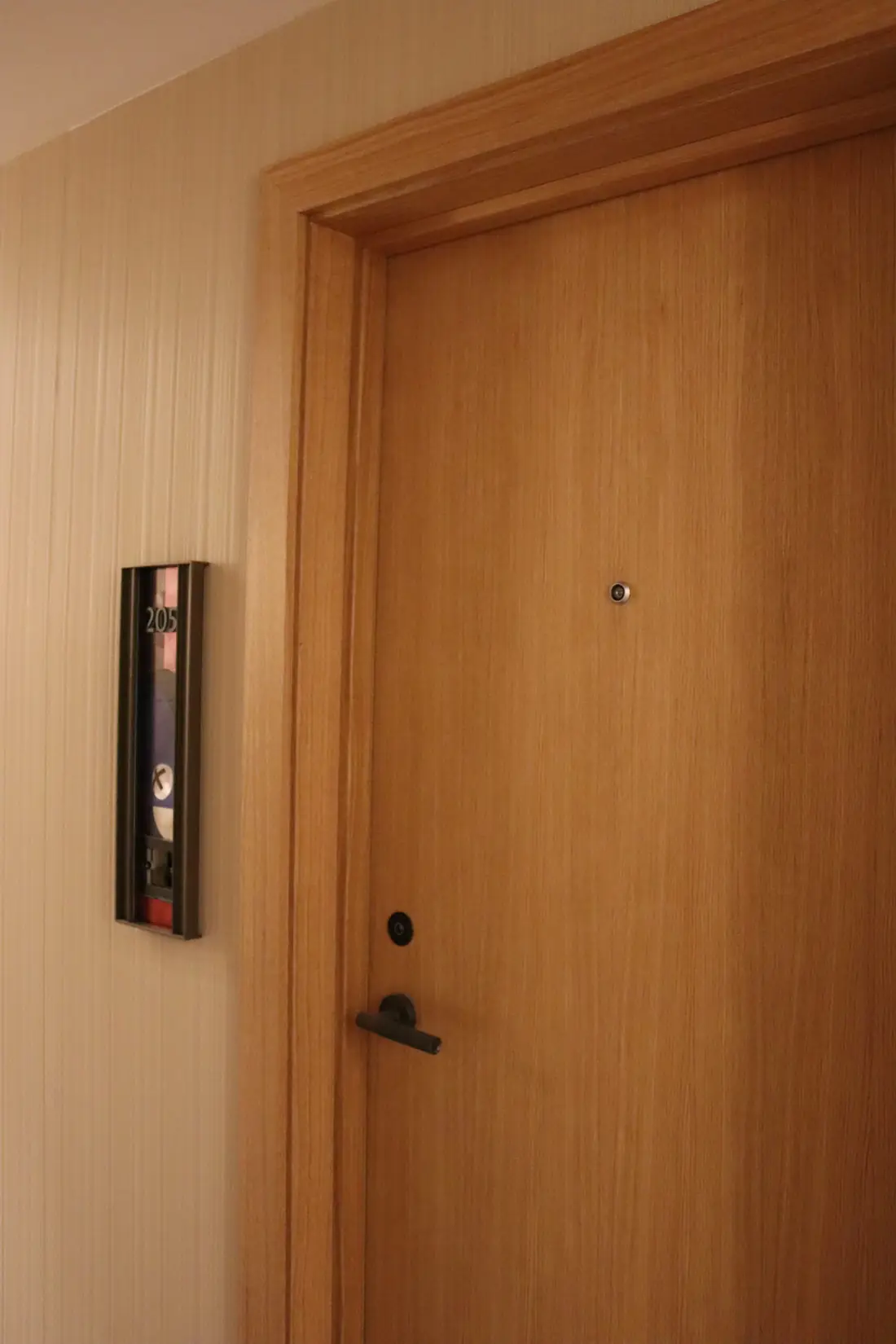 Puerta técnica de madera instalada en el Hotel Hard Rock de Atocha