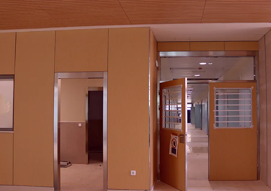 Corredor con panelado de madera y puertas de acceso