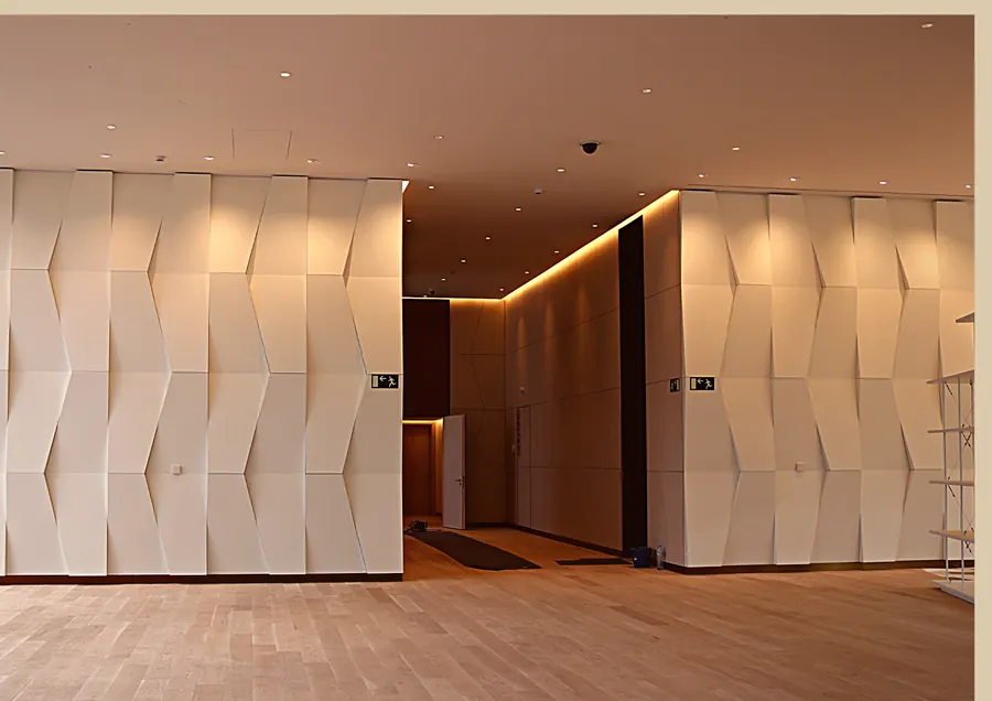 Vestíbulo de oficinas con panelado de relieve y suelo de madera