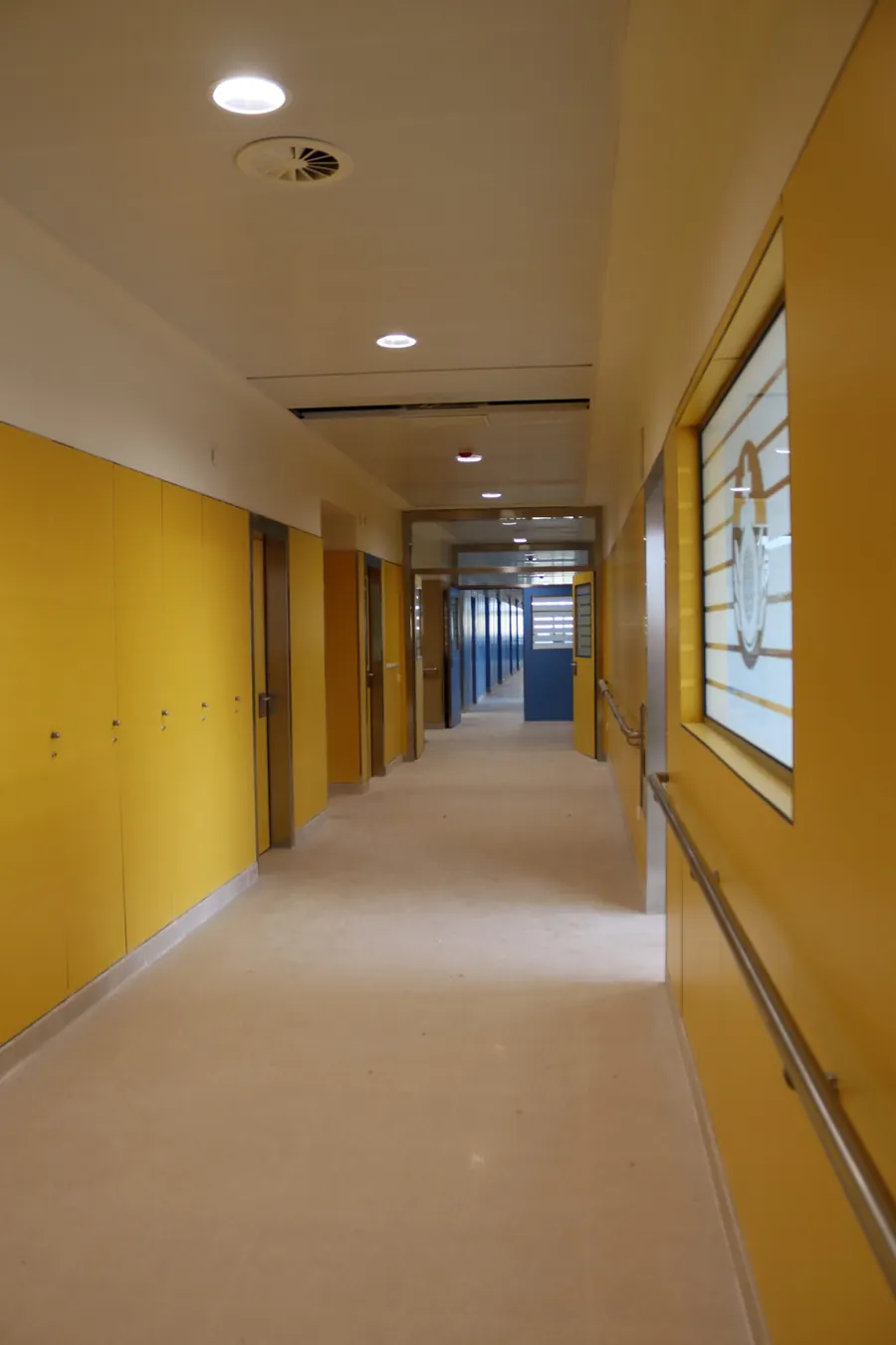 Pasillo de hospital con carpintería y puertas técnicas colocadas